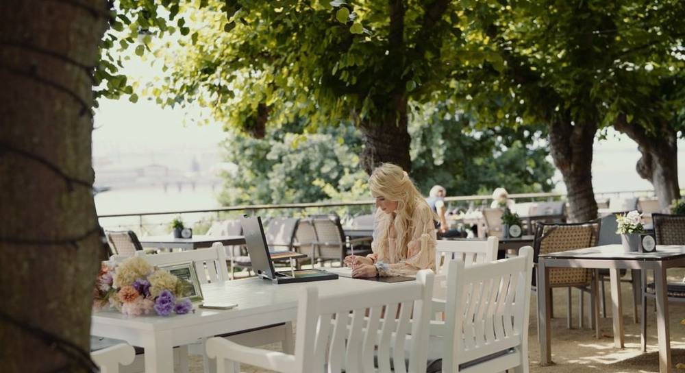 Juliane Golbs auf der Lindenterrasse des Hotels Louis C. Jacob an der Elbchaussee in Hamburg