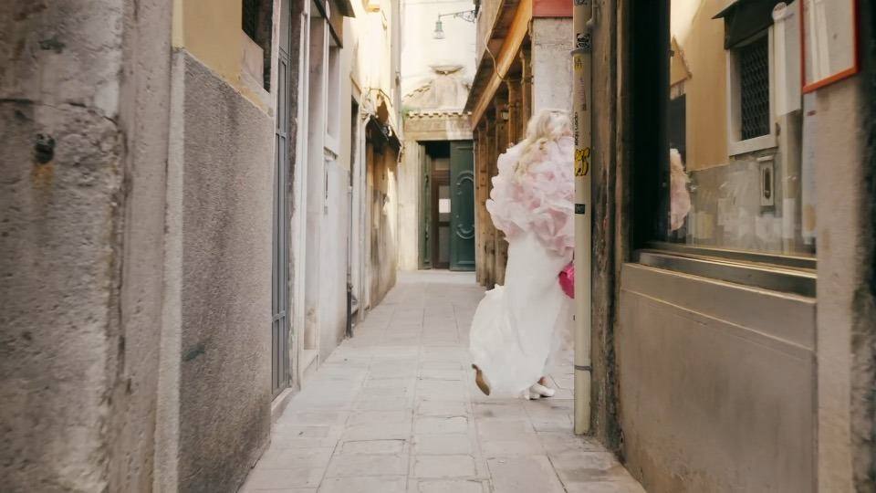 Juliane Golbs in einer Gasse in Venedig – Standbild aus dem Film zur Venice Design Week